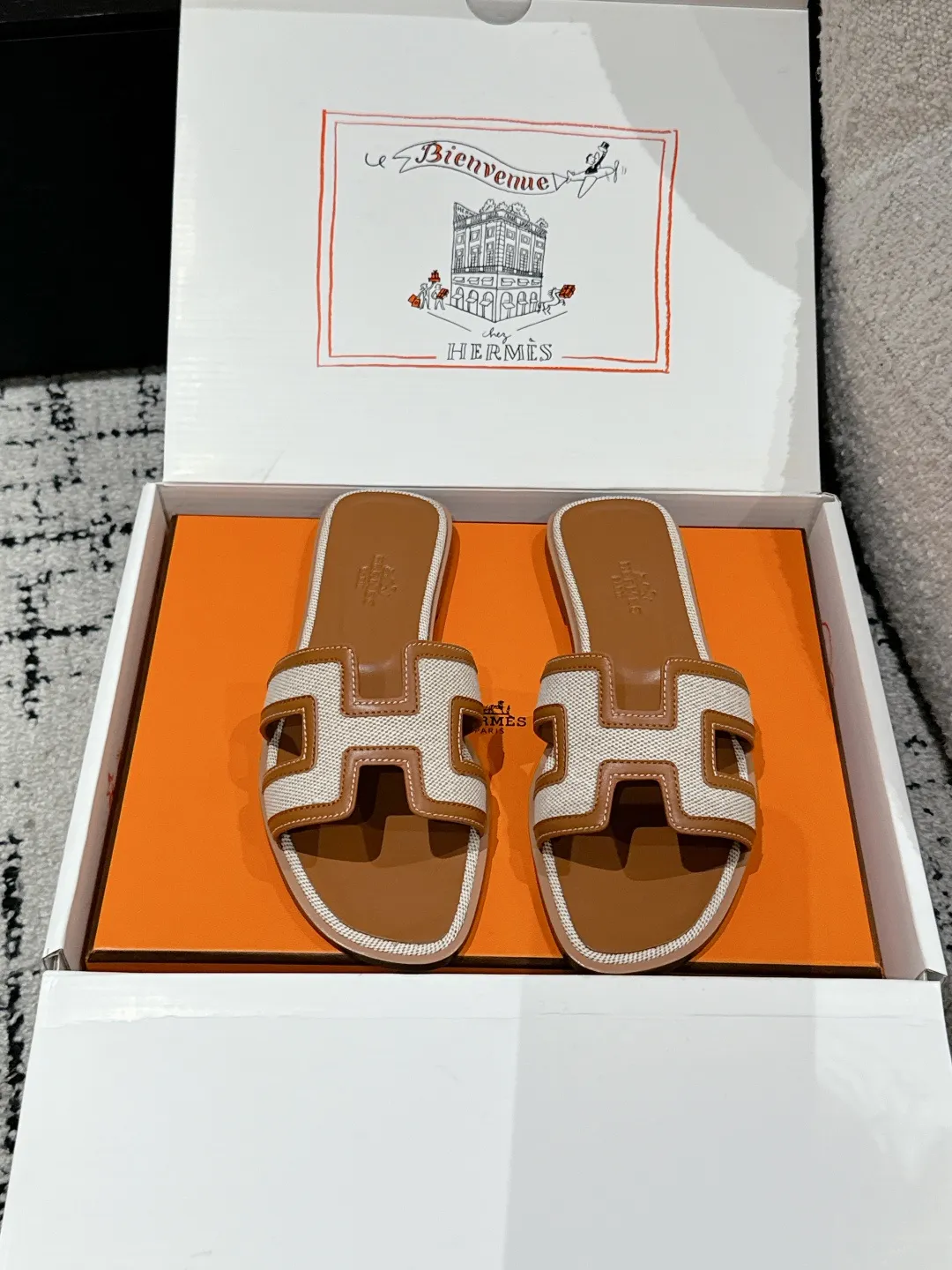 👟👟Ex-factory price 480👟👟 Women's shoes Women's clothing HERMES Oran series H classic slippers Flat slippers 2025 spring and summer latest color matching Family portrait ❤️ Original development Purchasing quality Integrated rhinestones, rivets, palm prints, graffiti, embroidery and other details make the simple H slippers new! Add more matching possibilities! The basic colors and this year’s hot new colors are all with your eyes closed. A must-have item for H fans in summer❤️Every color is beautiful ✔️Upper: cowhide/sheep/hot diamond/denim ✔️Foot: original sheepskin ✔️Sole: Italian A-grade double-layer leather outsole ✔️Size: #35-42 (40.41.42 custom-made, non-refundable)